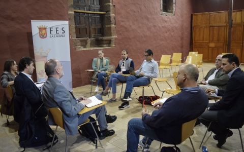 con los representantes de la Universidad de La Laguna y del Colegio de Economistas de Santa Cruz de Tenerife